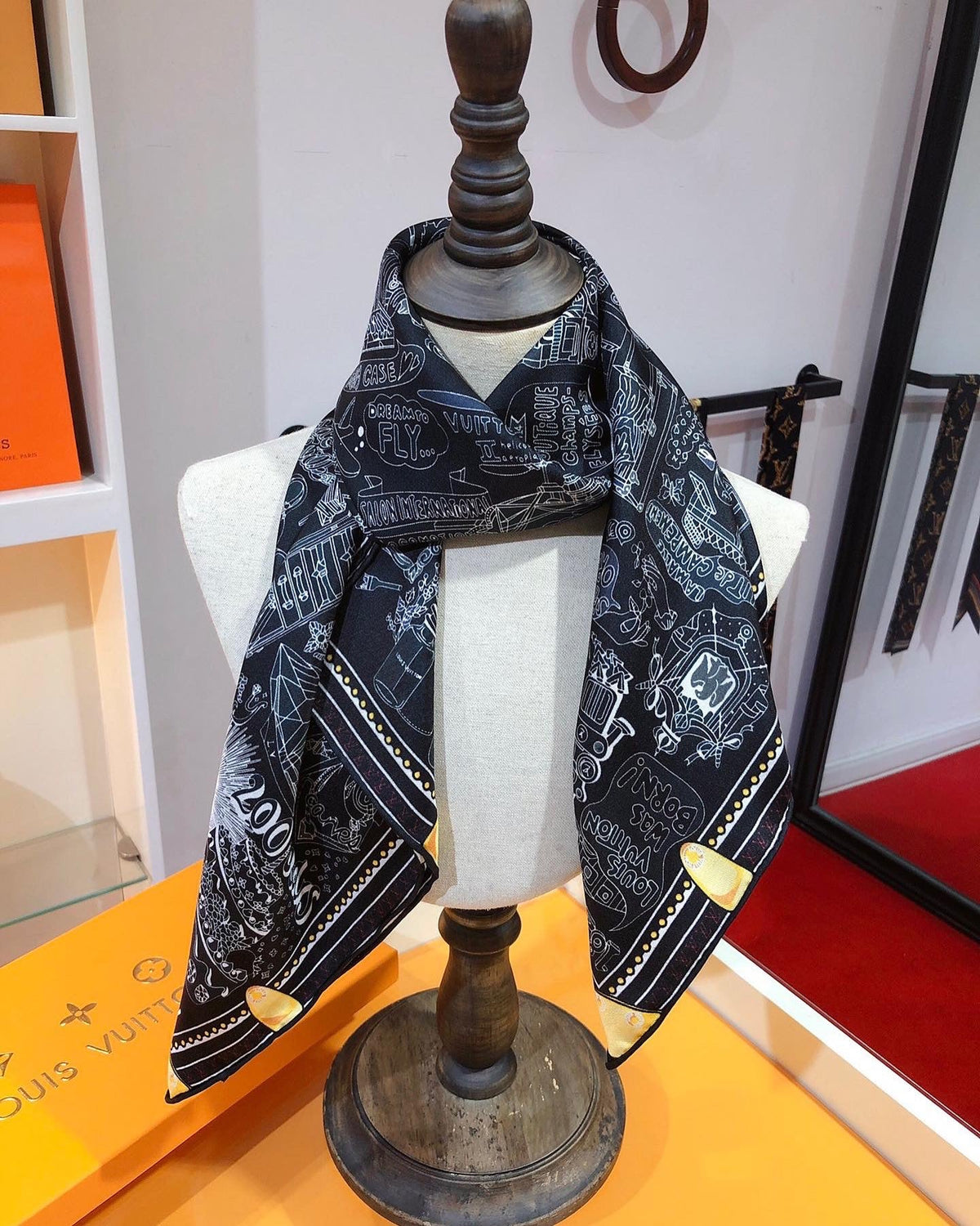 CLTH208  100%silk	90x90cm