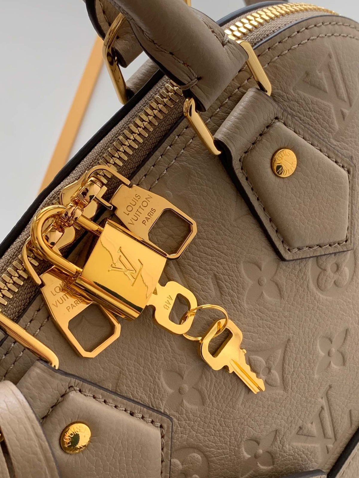 LB597  HIGHEST QUALITY VERSION   S:9.8x7.1x4.7inch  M:12.6x9.4x5.9inch