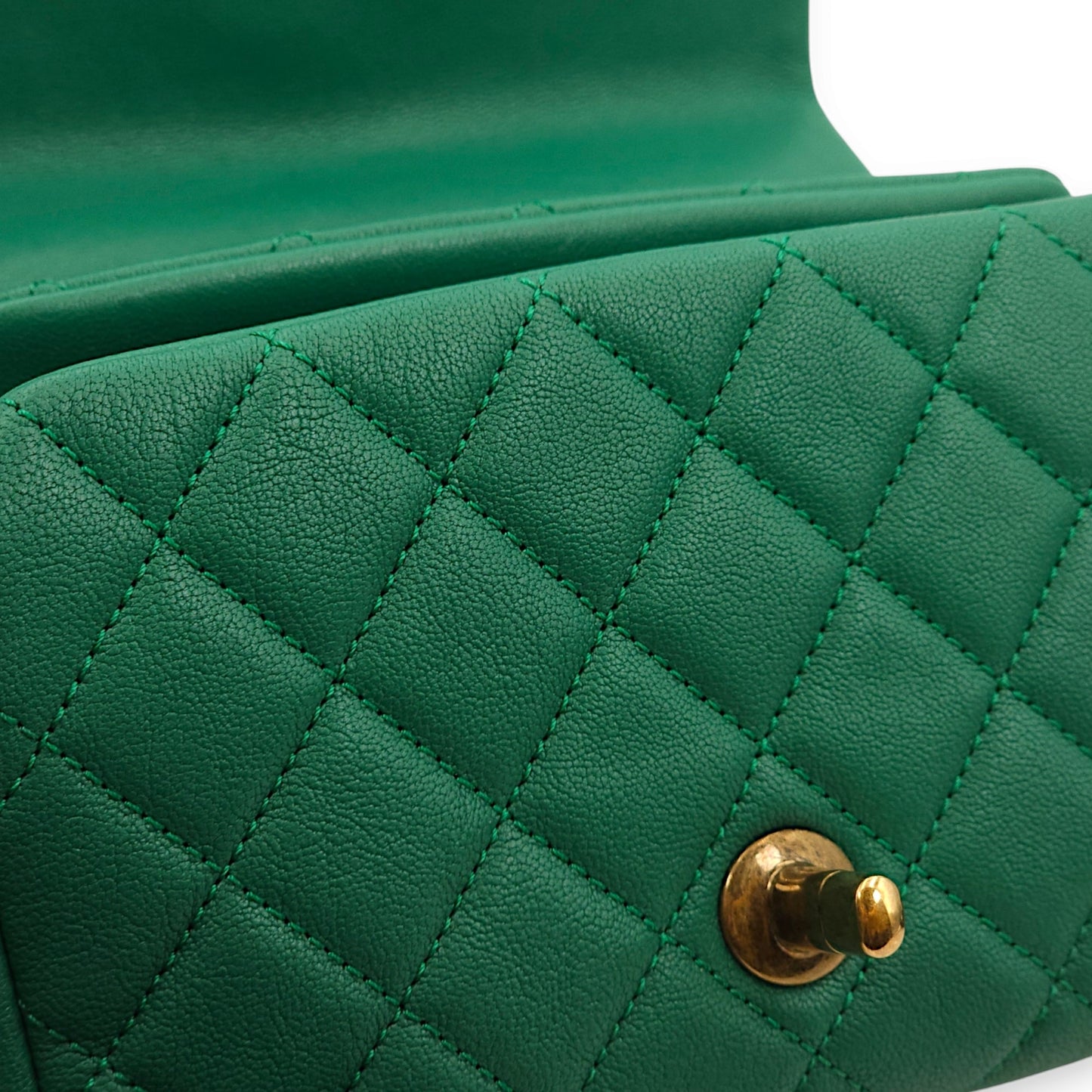 Trapezio Flap Green Crossbody Bag in Chevre Leather, Gold hardware