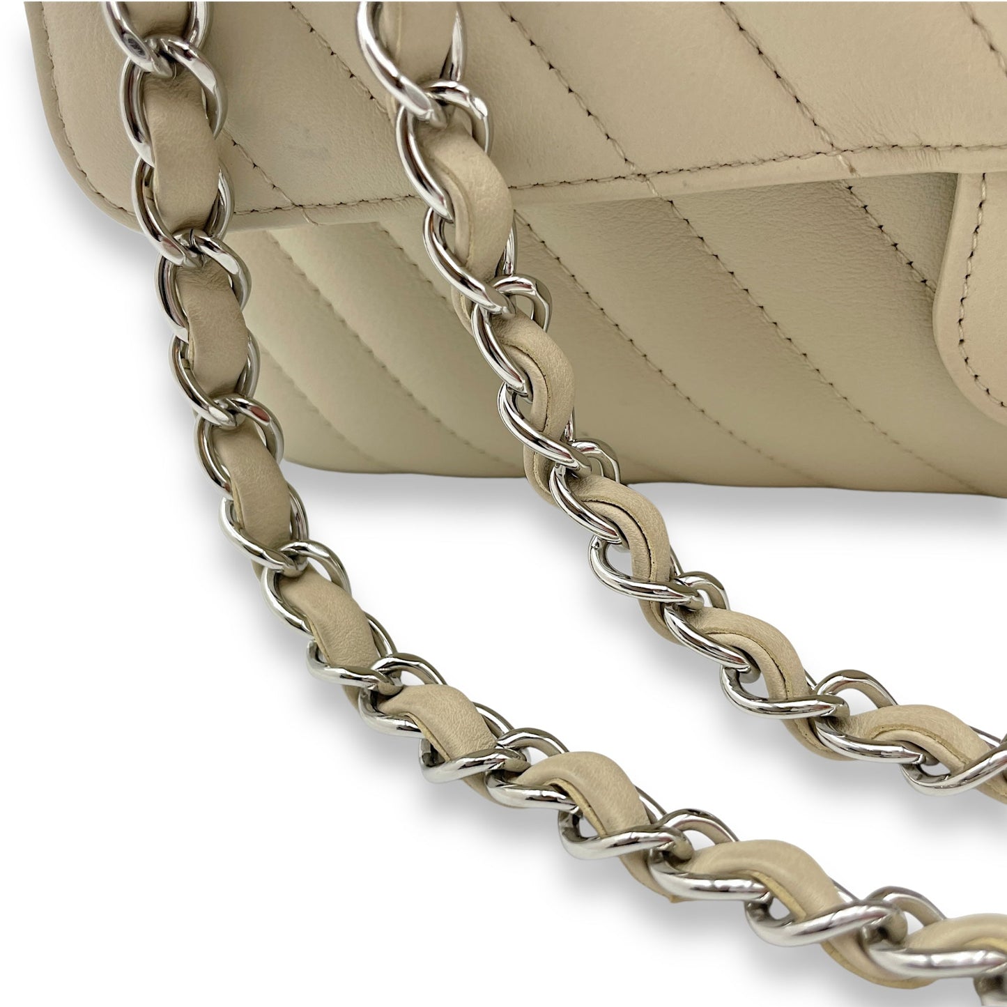 Chevron Classic Double Flap Medium Cream Shoulder Bag in Lambskin, Palladium hardware