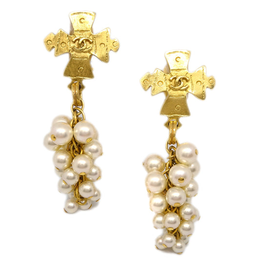 Chanel Costume Pearl Dangle Earrings Clip-On Gold 94P