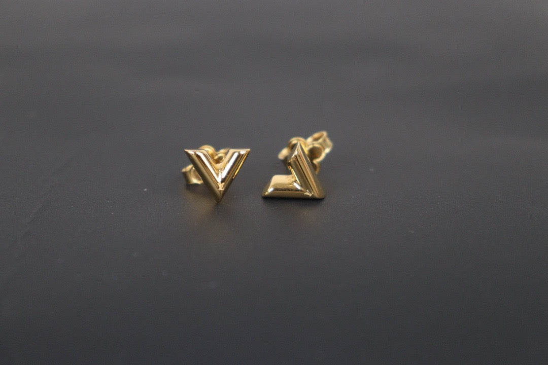 Very Good ( Rank A)｜ LV Essential V Earrings ｜24092008