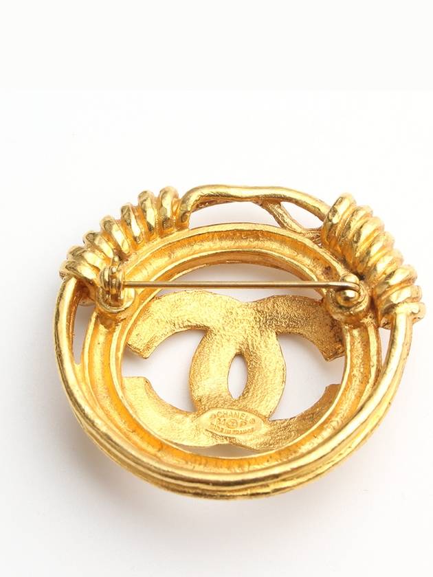 Vintage gold round CC logo brooch Chanel
