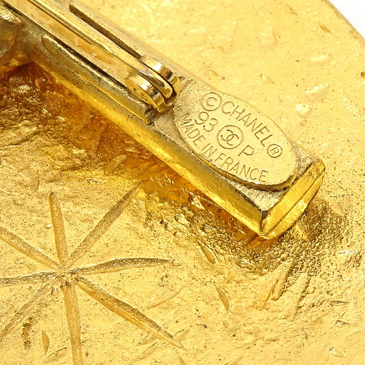 CHANEL 1993 Arrow Heart Brooch Pin Gold