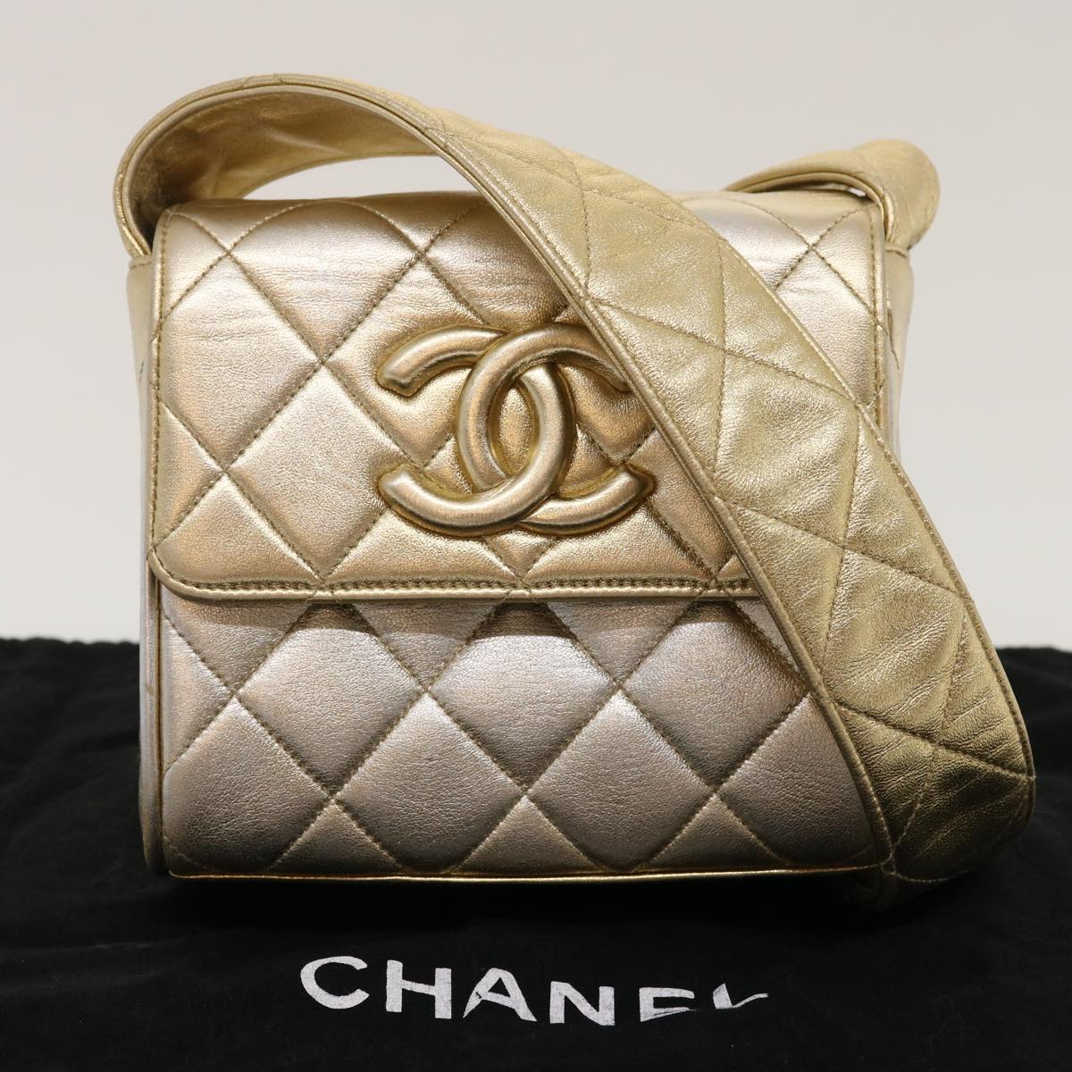 Top Quality Chanel Matelasse Shoulder Bag Lamb Skin Gold CC Auth 29567A