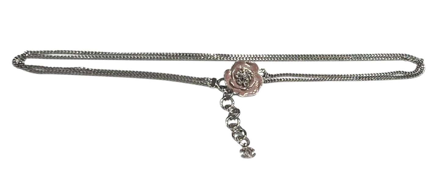 Chanel - ceinture chaîne argentée Camelia rose T80