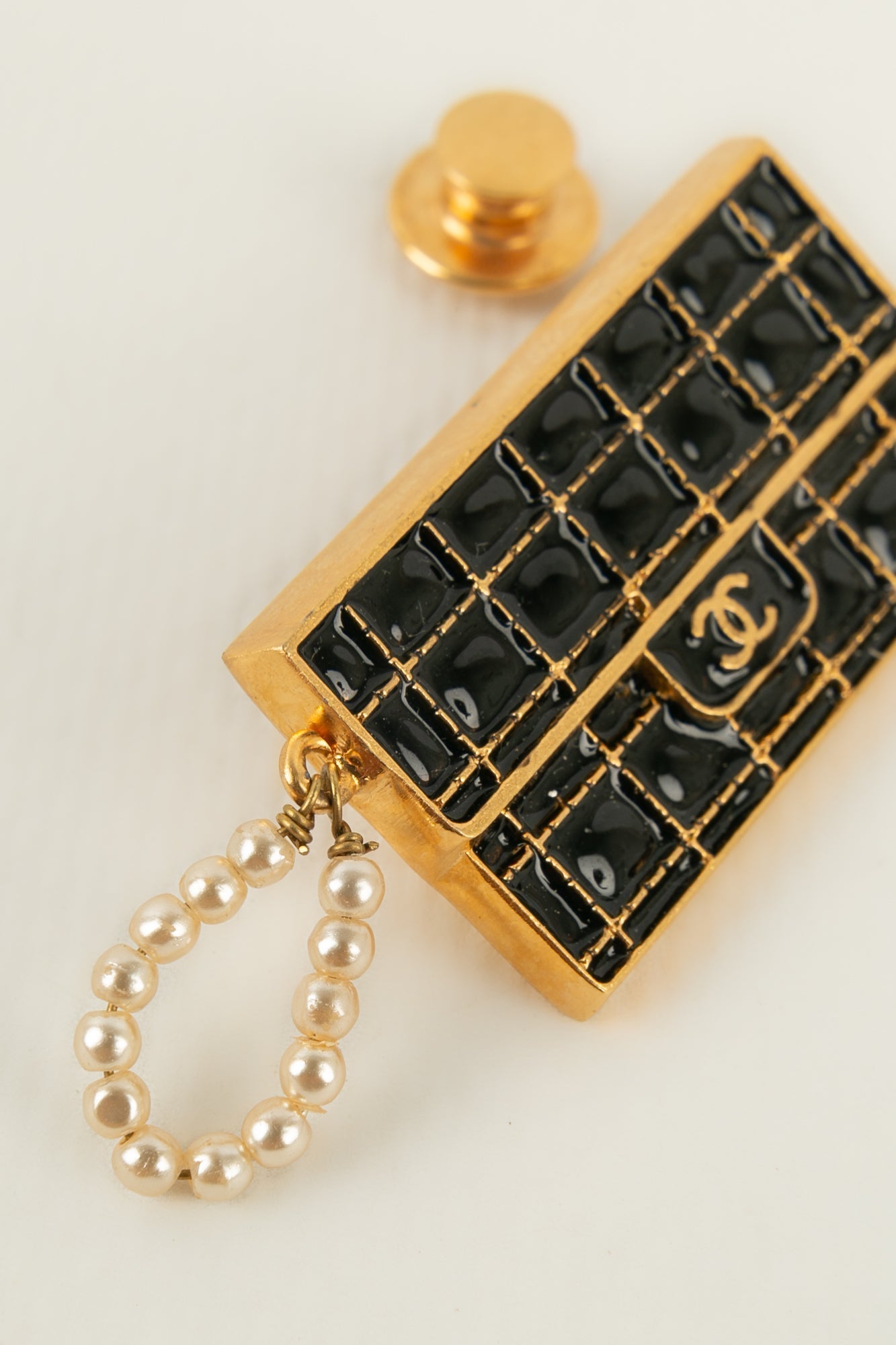 Broche / Pins "sac à main" Chanel 2002