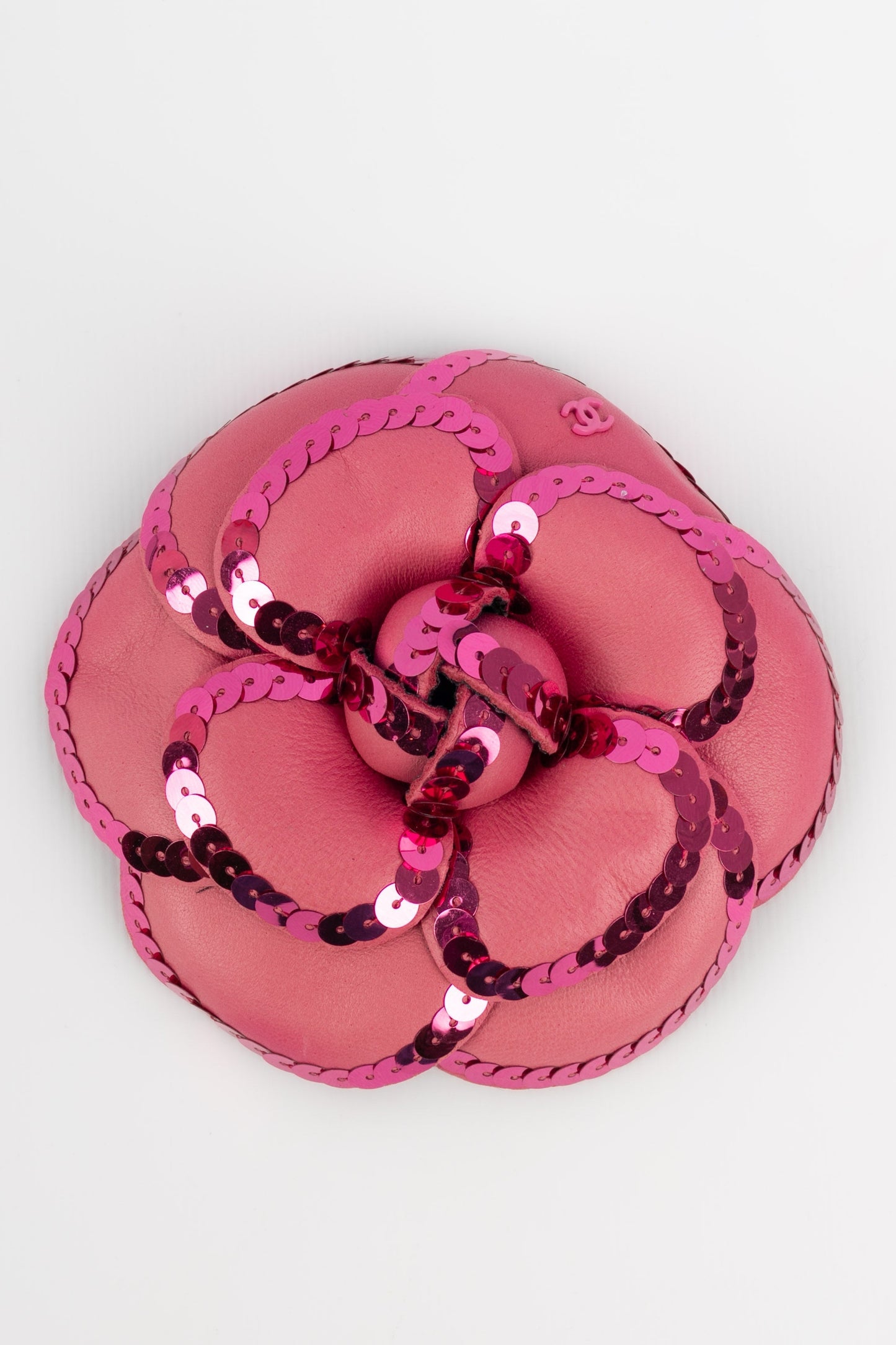 Broche camélia en cuir Chanel