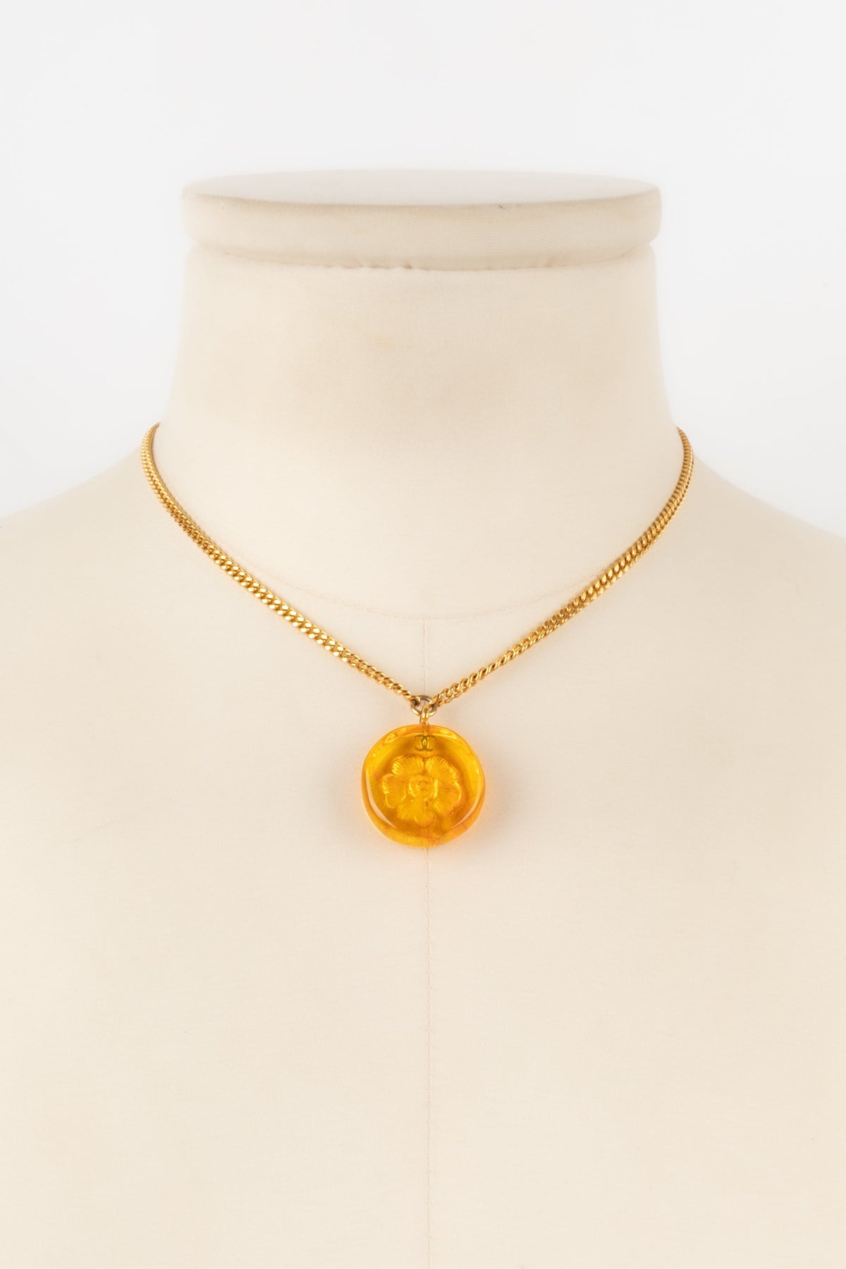 Collier camélia Chanel