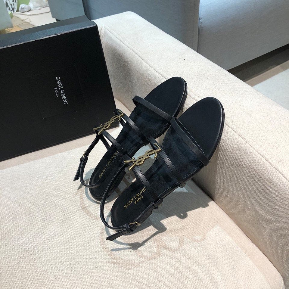 SE904 YSK Cassandra Flat Sandals in Smooth Leather with Gold-tone Monogram / Size5-11
