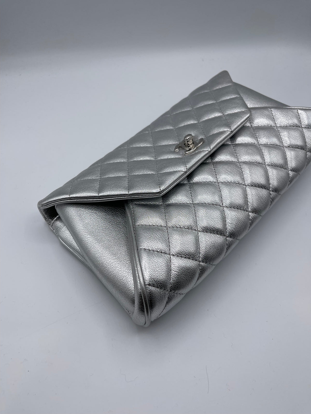 Chanel Pochette Sac enveloppe métallisée CC