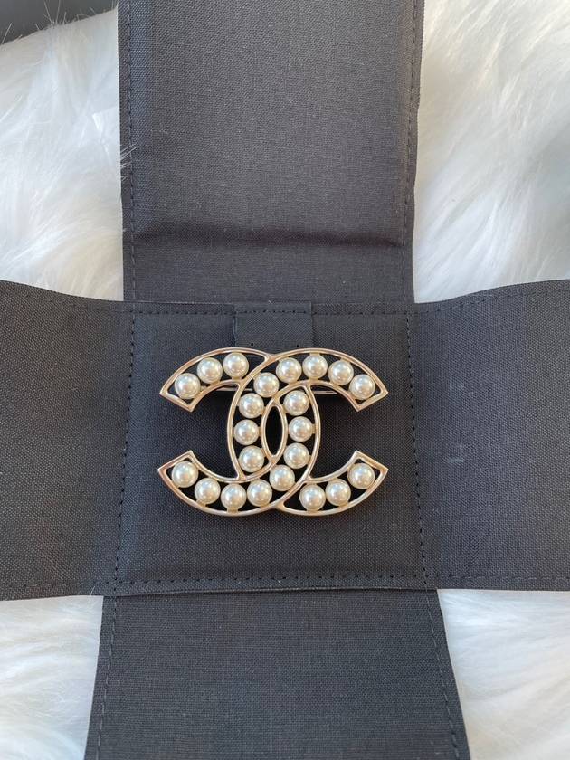 Brooch Metal Glass Pearls & Gold Pearly White Chanel