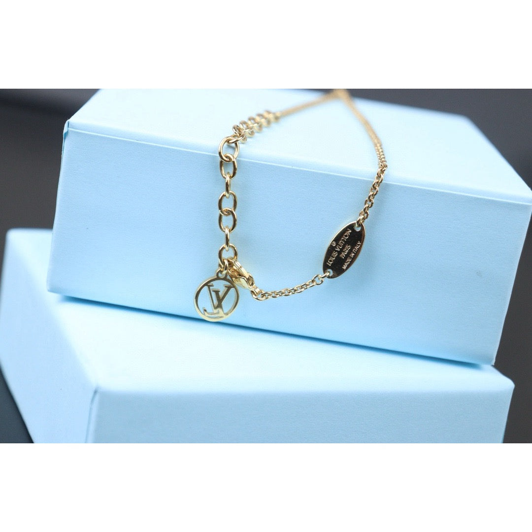 Rank A ｜ LV Collier Essential V Necklace ｜24082210