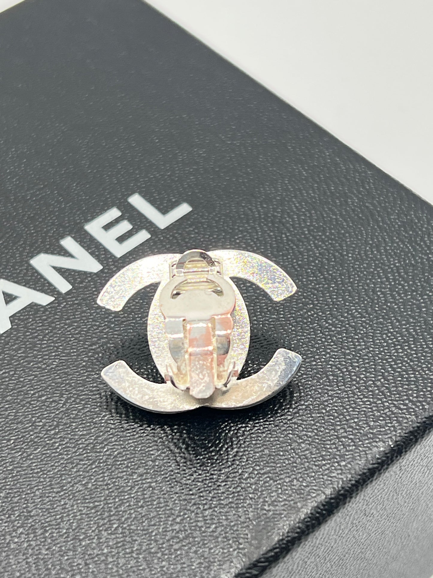 Chanel - boucles d’oreilles clips argenté et strass