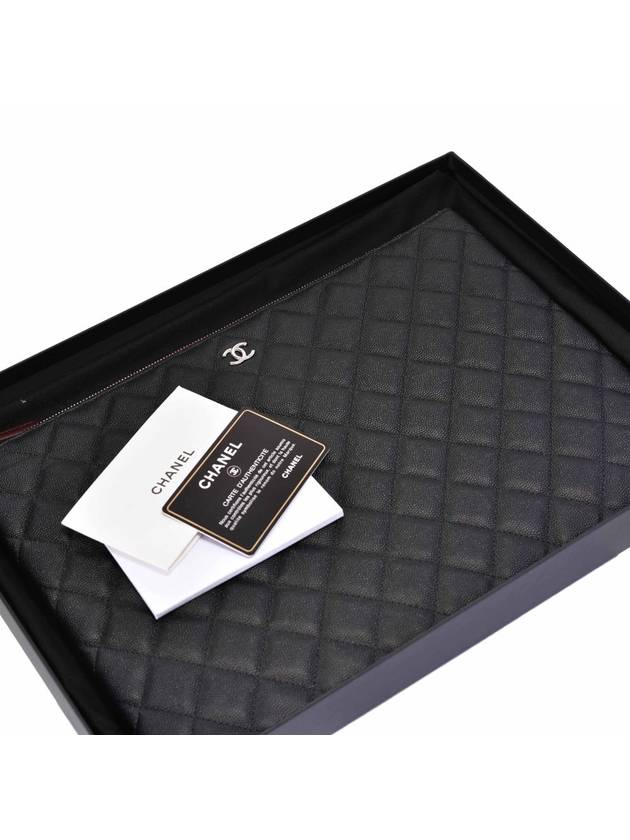 Women s un clutch caviar large Chanel