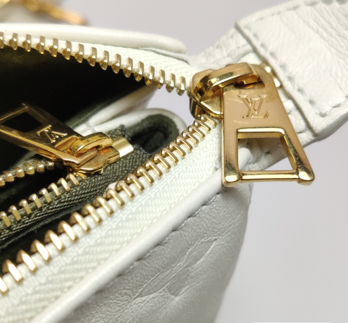 Preloved Louis Vuitton (LV) Coussin bag cowhide white 27cm*20cm*7cm  250121781035986