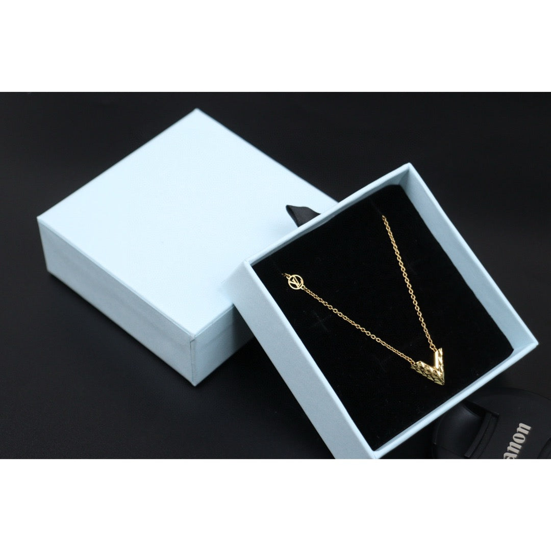 Very Good ( Rank A) ｜ LV Collier Essential V Necklace ｜25013103