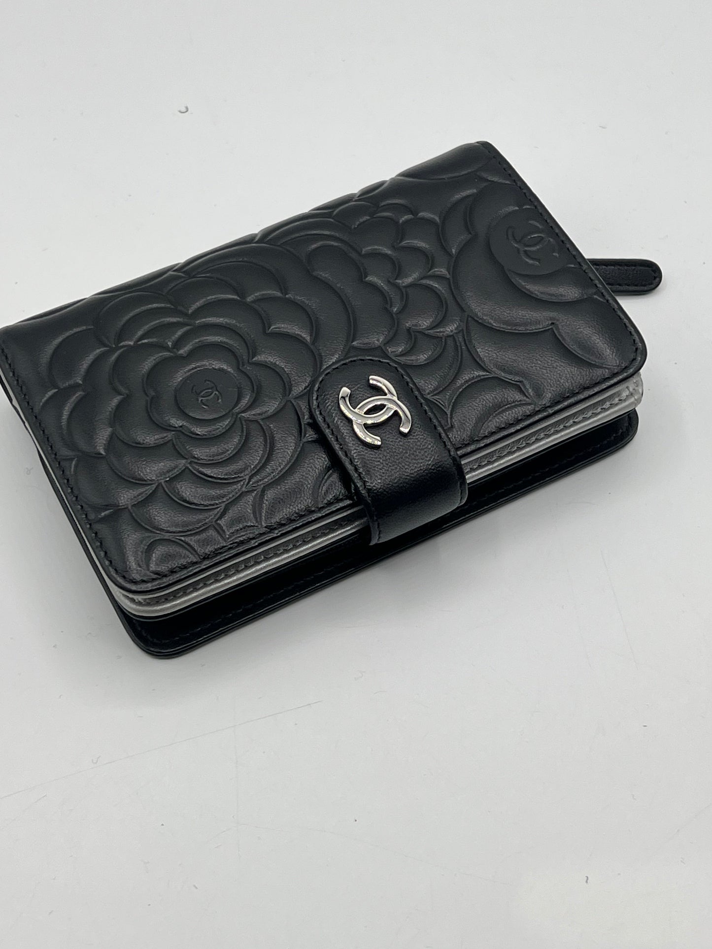 Chanel - portefeuille camélia cuir noir