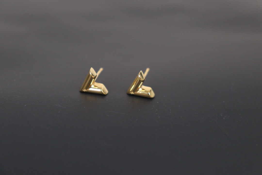 Very Good ( Rank A)｜ LV Essential V Earrings ｜24092008