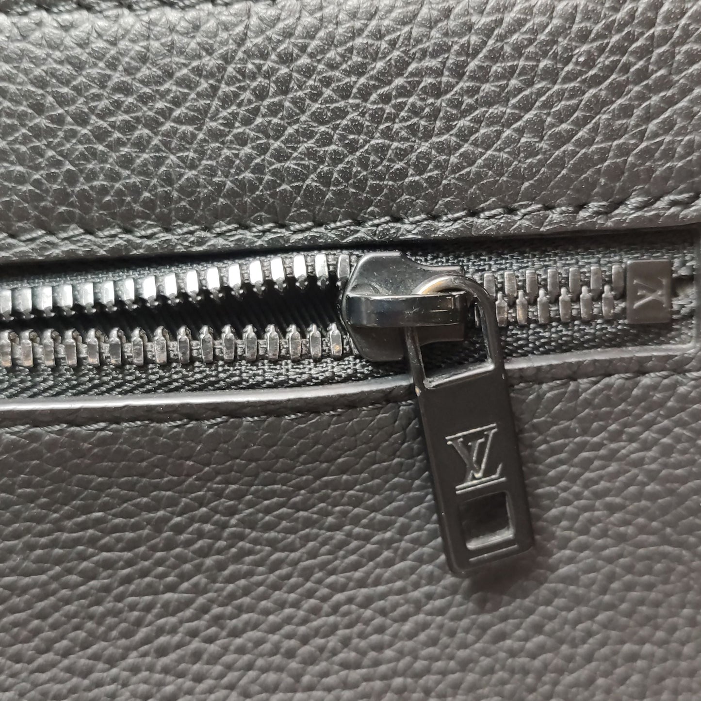 Preloved Louis Vuitton Takeoff Leather Crossbody Bag 250502781175759