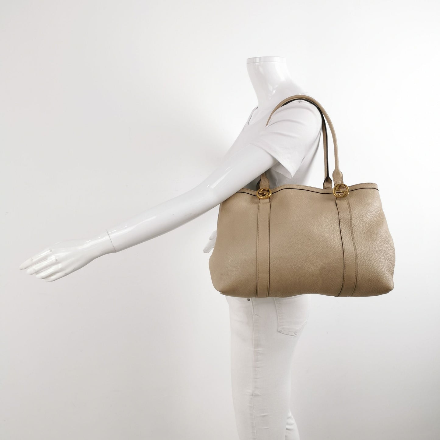 Gucci Interlocking G Logo Shoulder Bag in Leather