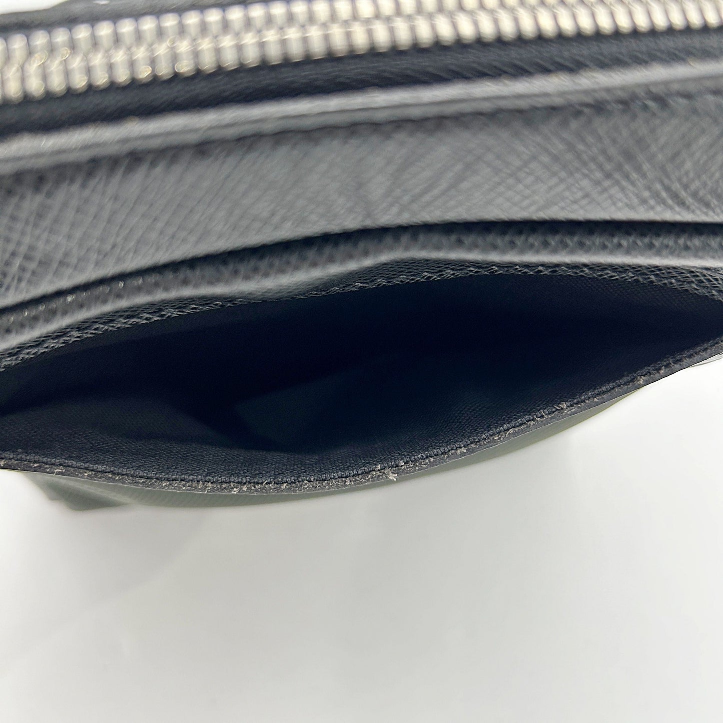 Louis Vuitton Taiga Sayan Messenger Bag - Black Crossbody Bags, Handbags lv6619ce