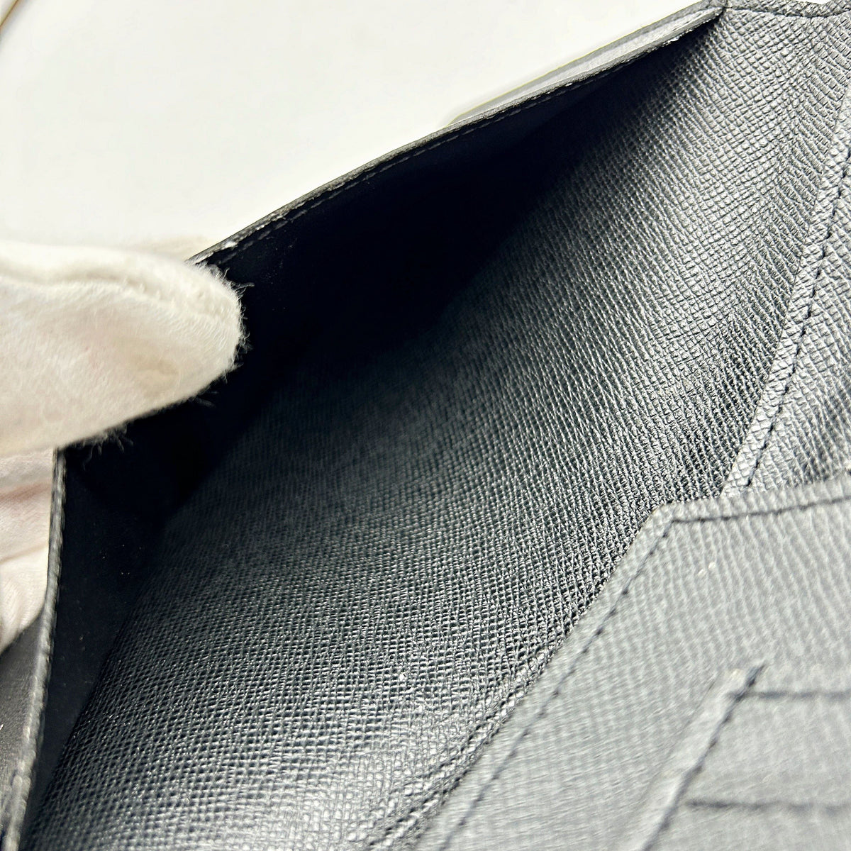 LOUIS VUITTON Taiga Pocket Agenda Cover Black lv8807ee