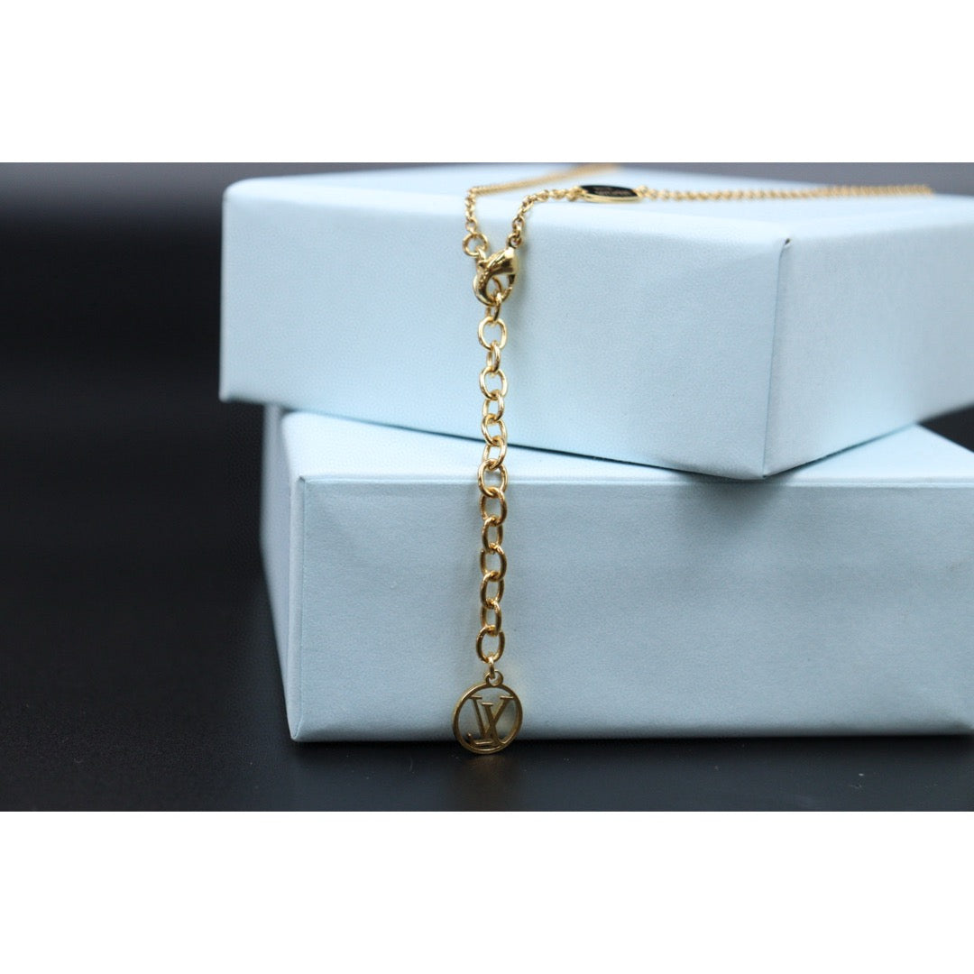Very Good ( Rank A) ｜ LV Collier Essential V Necklace ｜25013103