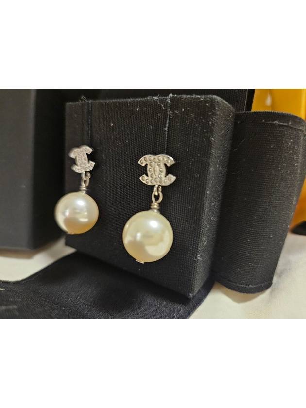 Metal Glass Strass Pearly White Earrings Silver Chanel