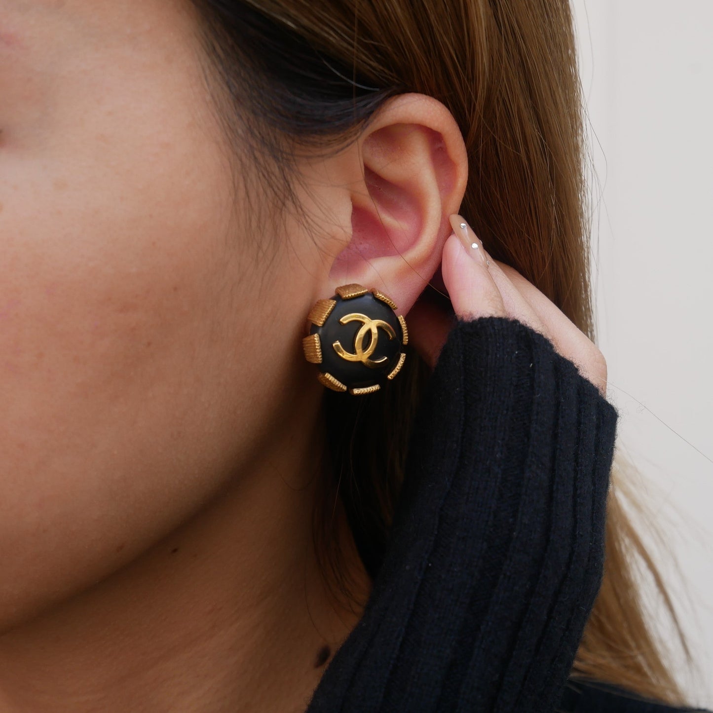 CHANEL 1994 Black & Gold Earrings Clip-On 81913