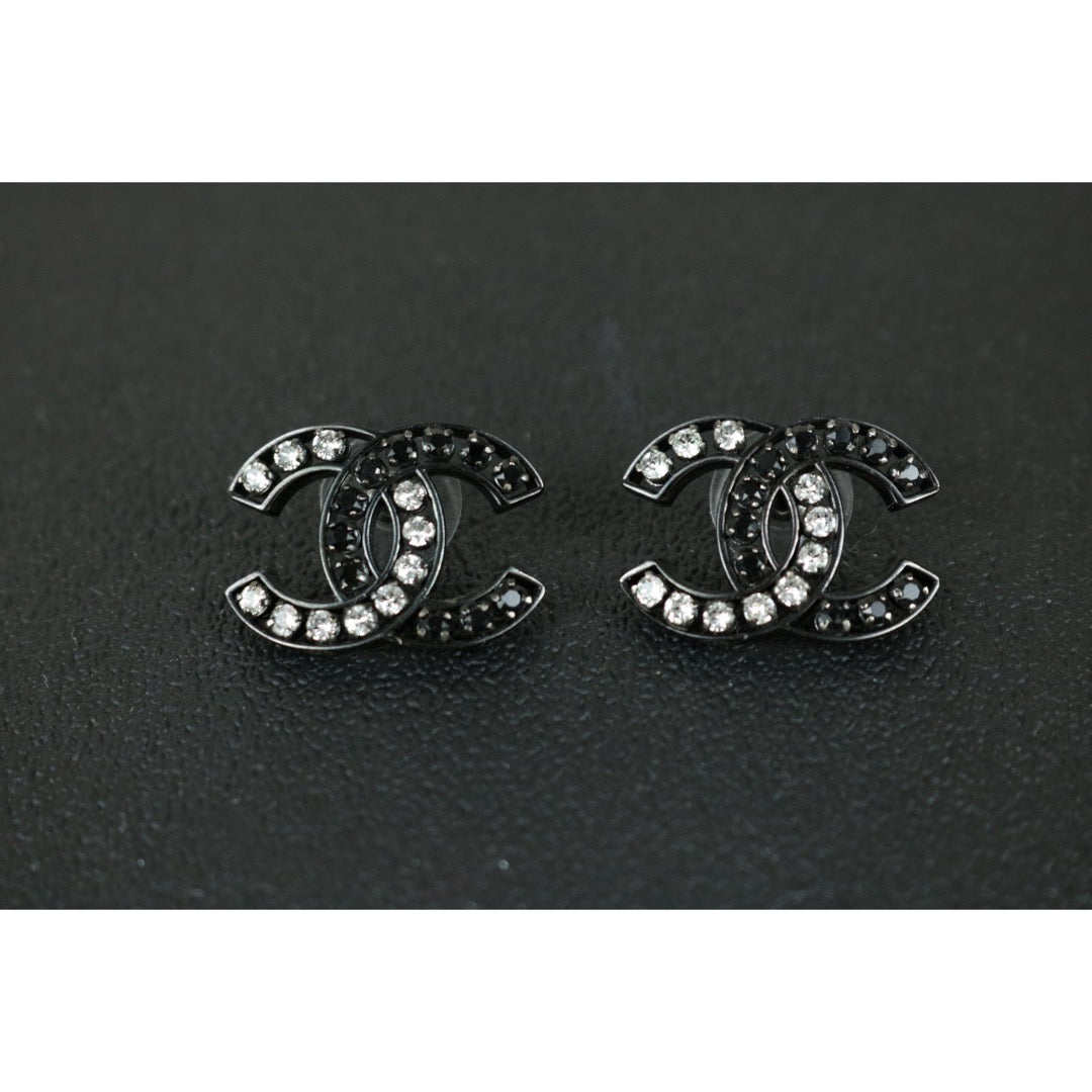Very Good ( Rank A)｜ CHANEL Coco Mark Black and white color matching  Rhinestone Earrings｜F25021103