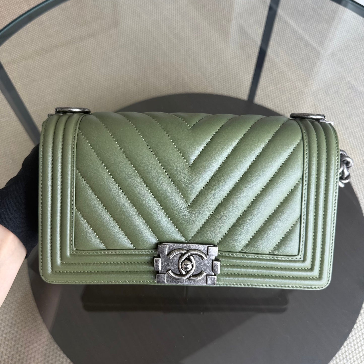 Chanel Boy Medium - 25CM Chevron Calfskin Green Ruthnium Silver Hardware Series 20