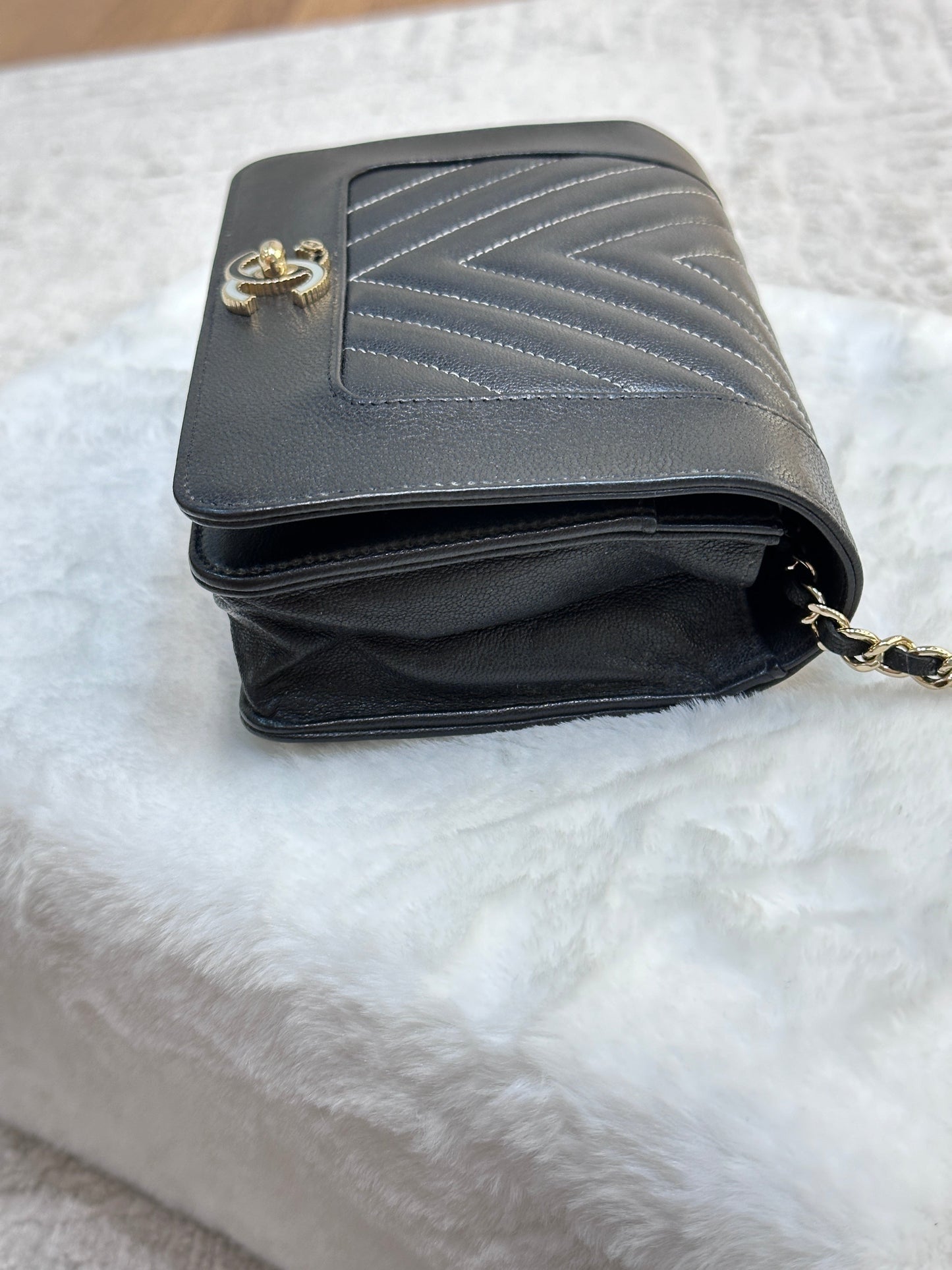 Chanel V Stitch Calfskin Chain wallet Black GHW