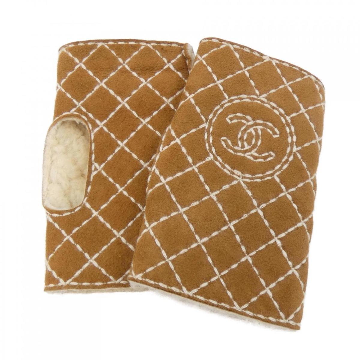 CHANEL GLOVE COMEHYO ONLINESTORE in the