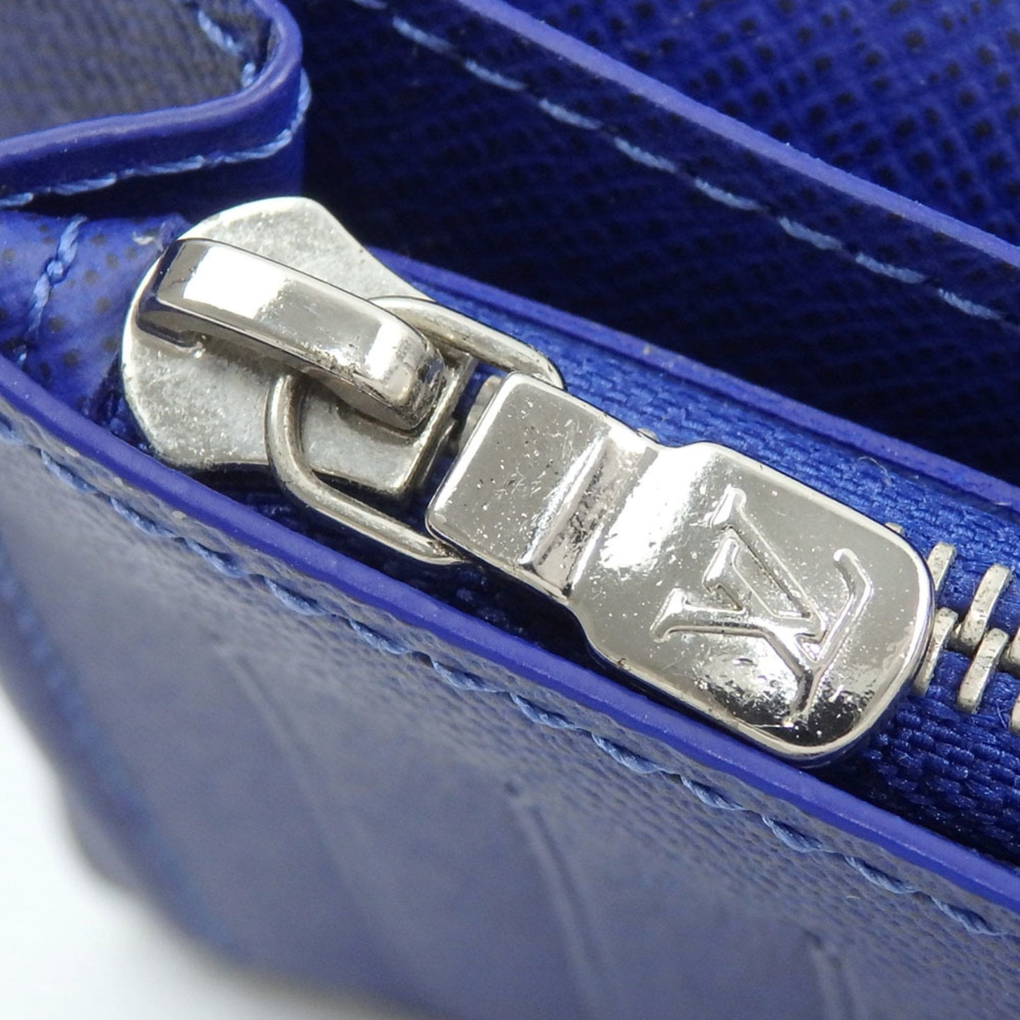 Louis Vuitton Taiga  Taiga Leather Long Wallet (Bi-Fold)