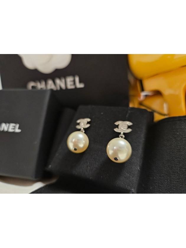 Metal Glass Strass Pearly White Earrings Silver Chanel