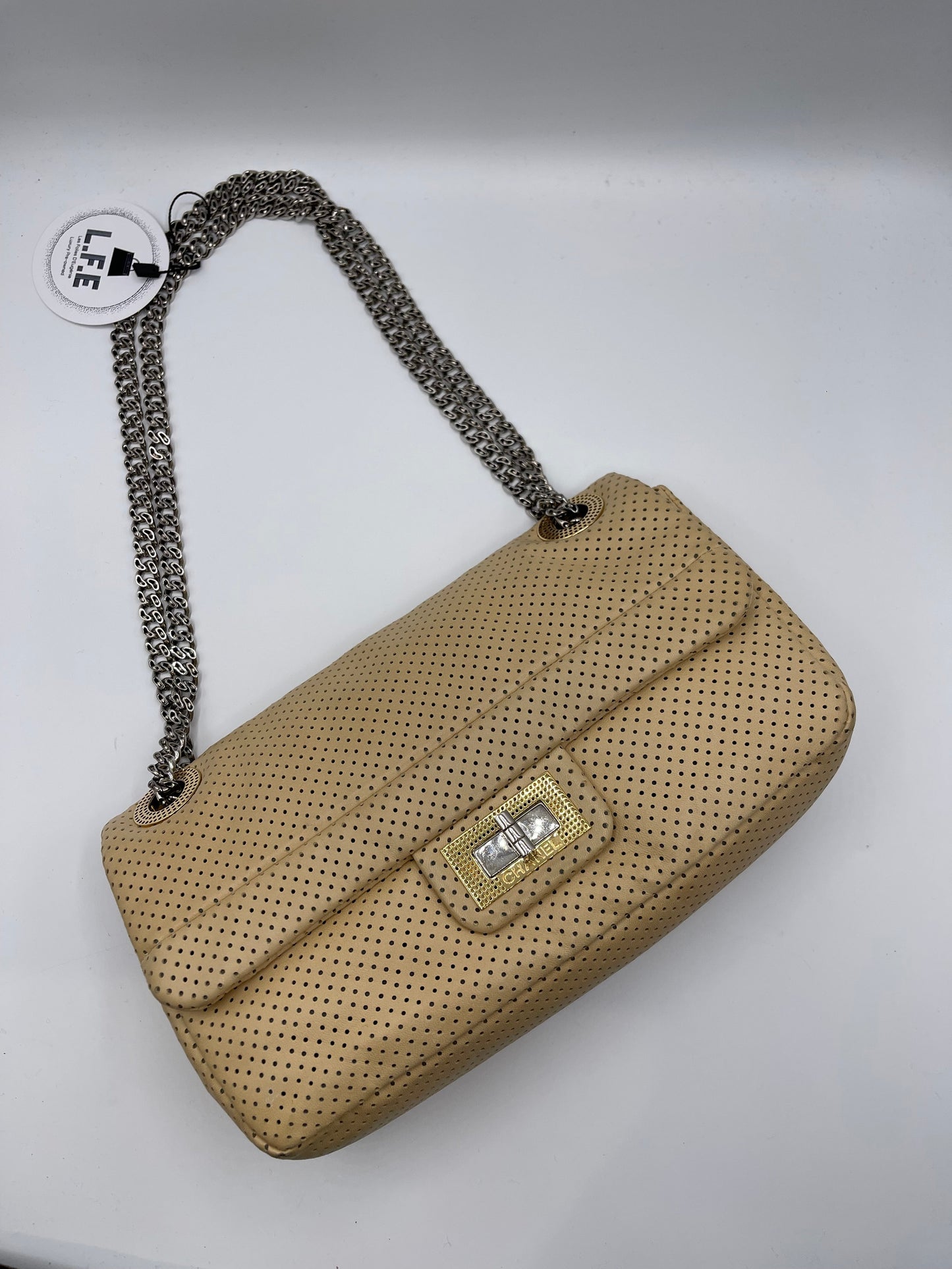 Chanel - Sac 2.55 perforé beige