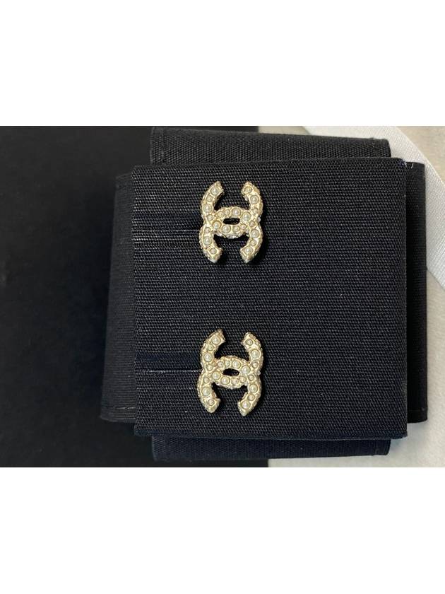 WoMen's CC Logo Pearl Pearl Earrings Gold Chanel