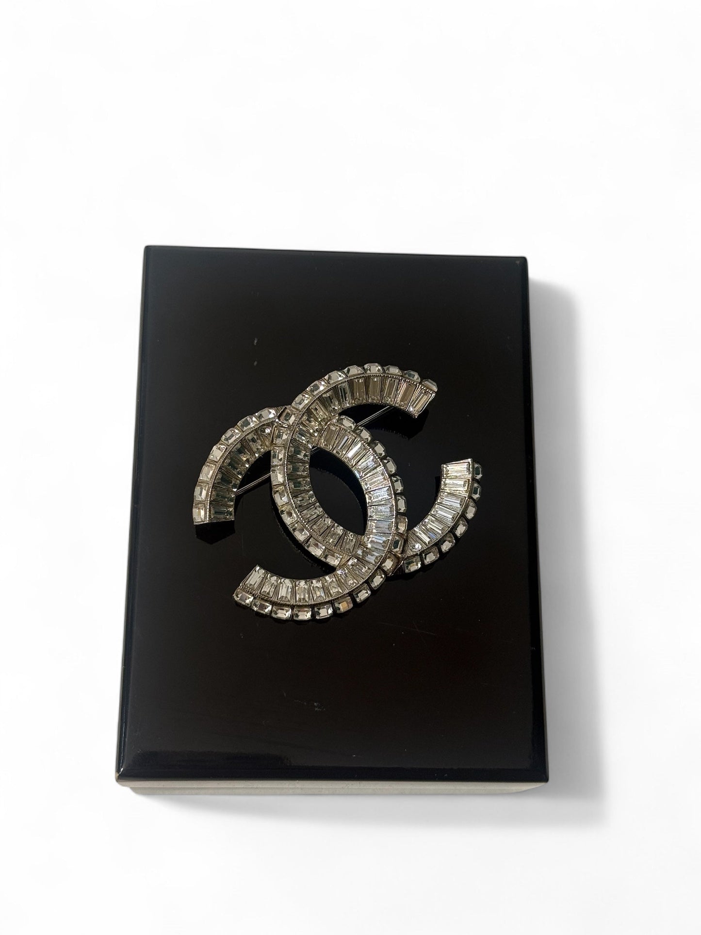 Chanel - Broche CC strass