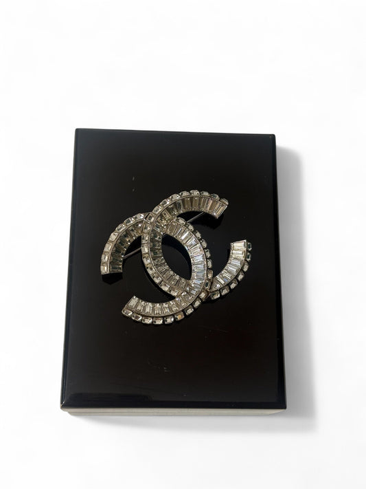 Chanel - Broche CC strass