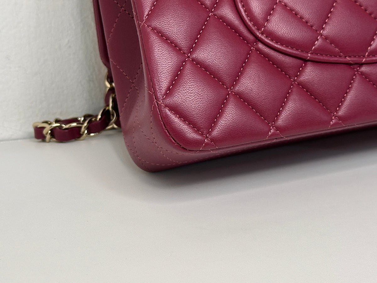 CHANEL MEDIUM 21A CLASSIC DOUBLE FLAP BAG LAMBSKIN DARK RED LGHW ULLK microchip