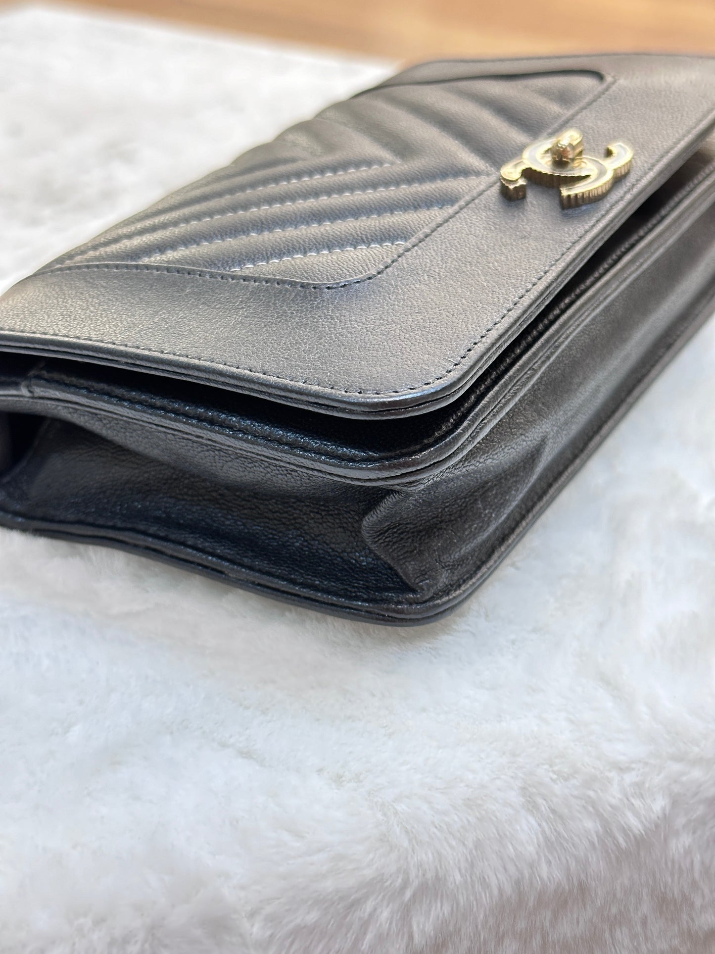 Chanel V Stitch Calfskin Chain wallet Black GHW