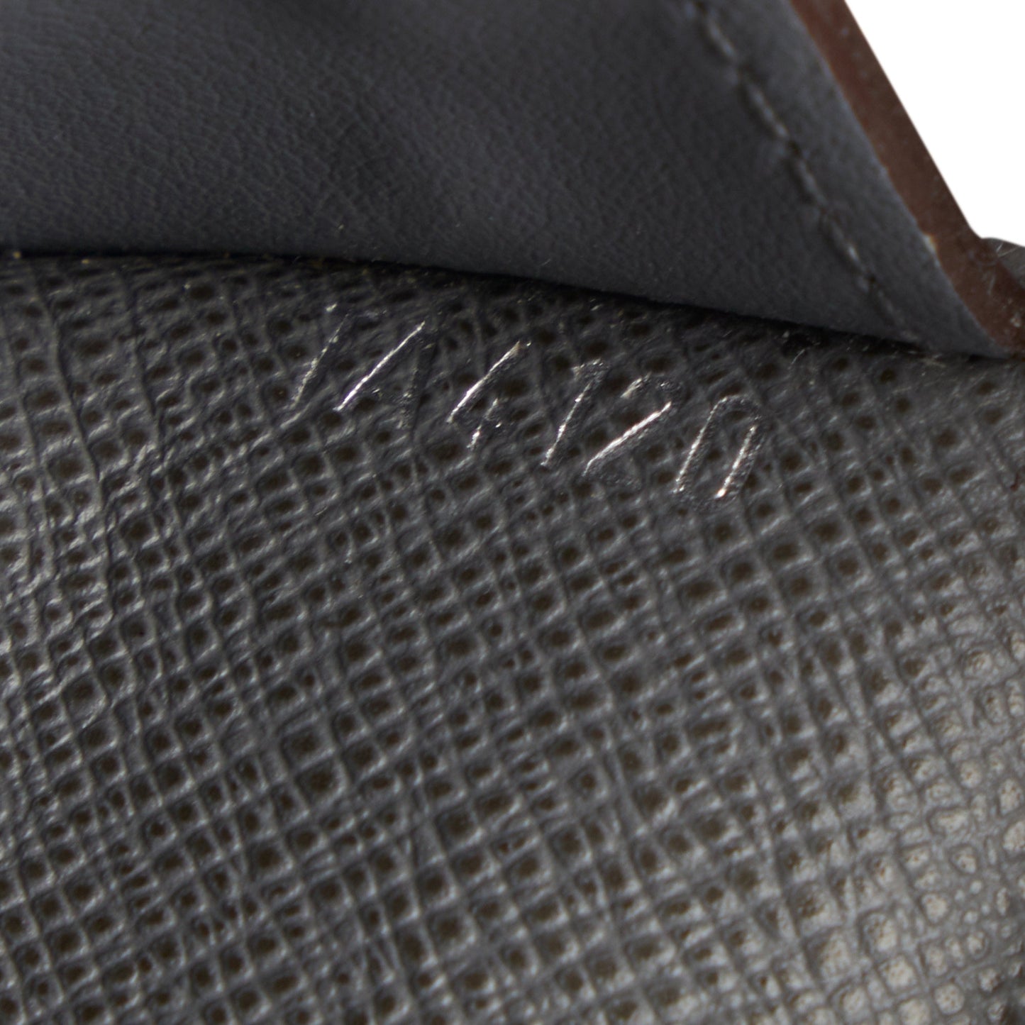 LOUIS VUITTON Taiga Portefeuille Long Wallet Long Wallets