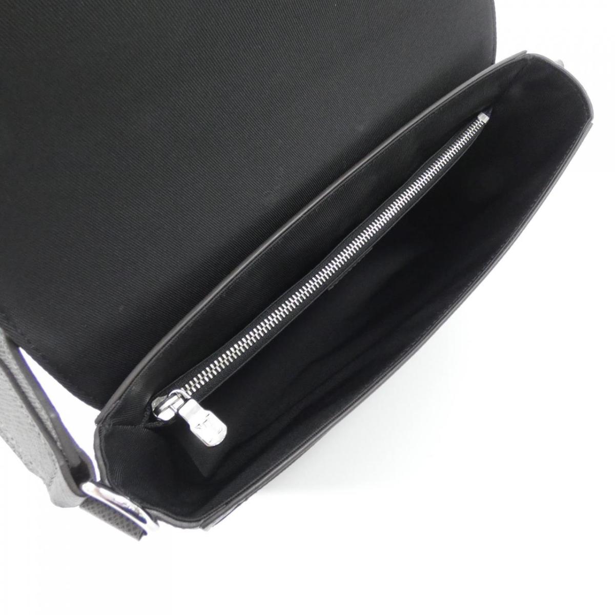 Louis Vuitton Taiga  Flap Messenger M30808 Shoulder Bag