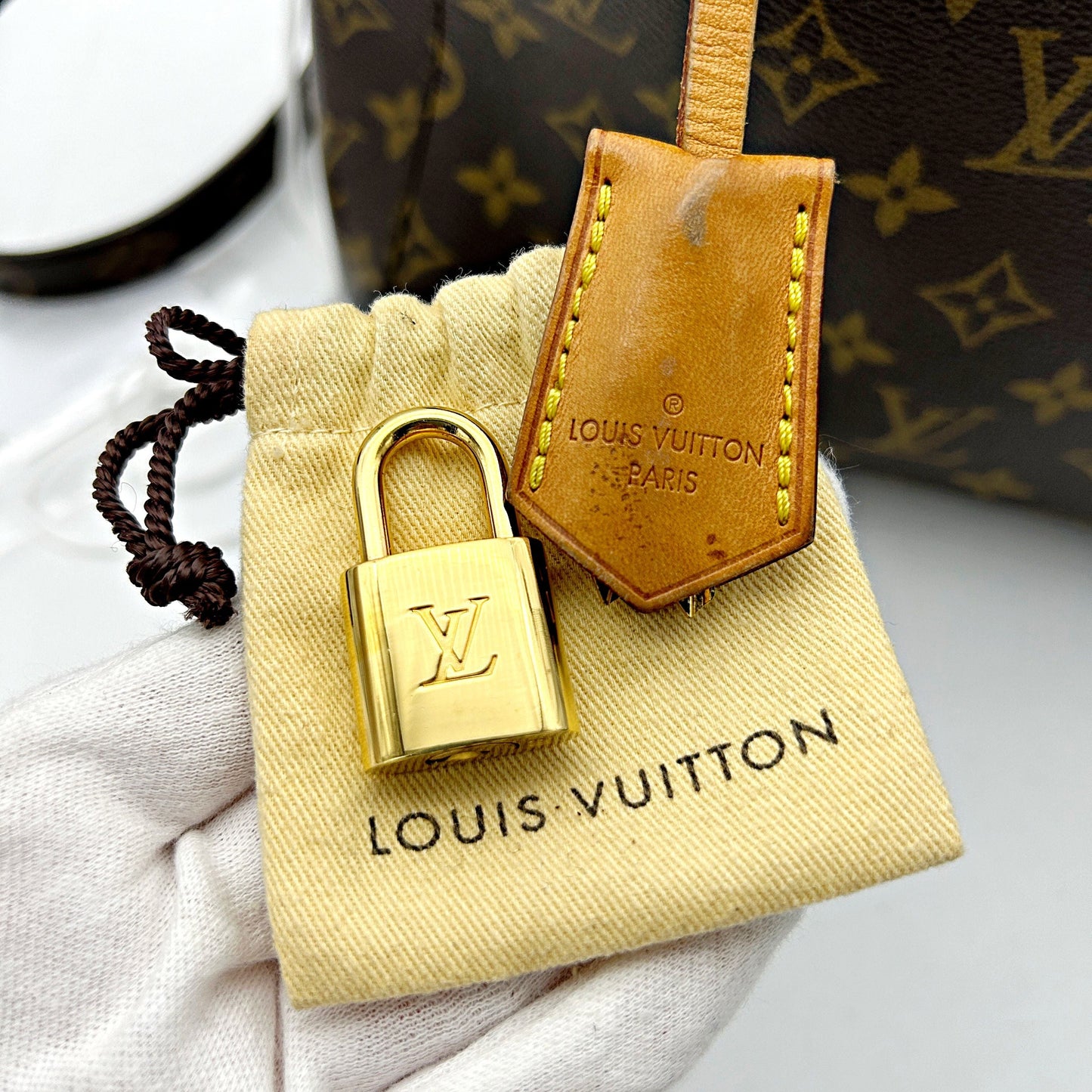 Louis Vuitton Montaigne MM LA17041
