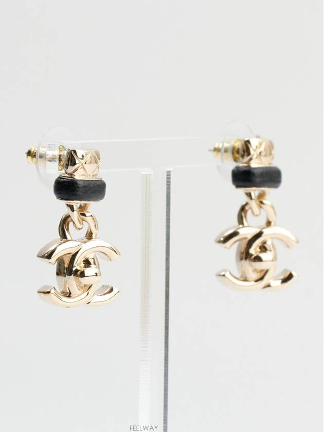 Turn lock CC logo drop earrings champagne gold 71937 Chanel