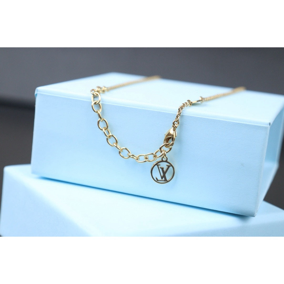 Rank A ｜ LV Collier Essential V Necklace ｜24082210