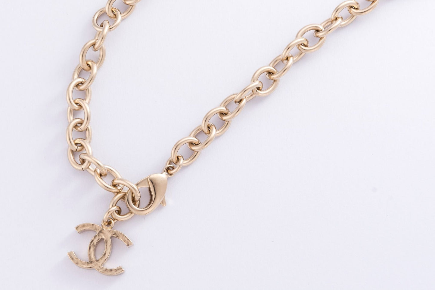 Chanel C58800 ,Y47216 , Z5898 , CC Logo White Flower Necklace, Gold Hardware with Dust Cover & Box
