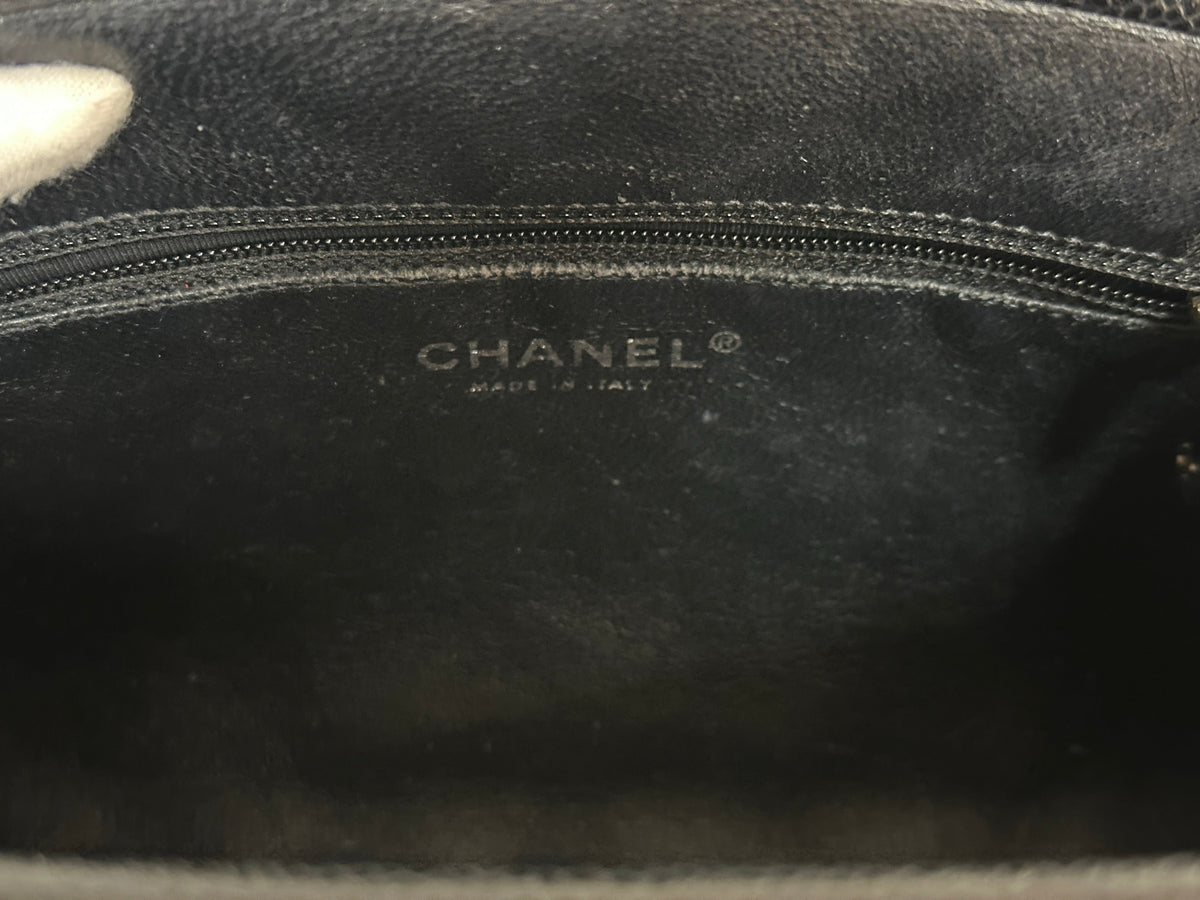 Chanel Quilted Timeless Kisslock Clutch Black Caviar holo 1595