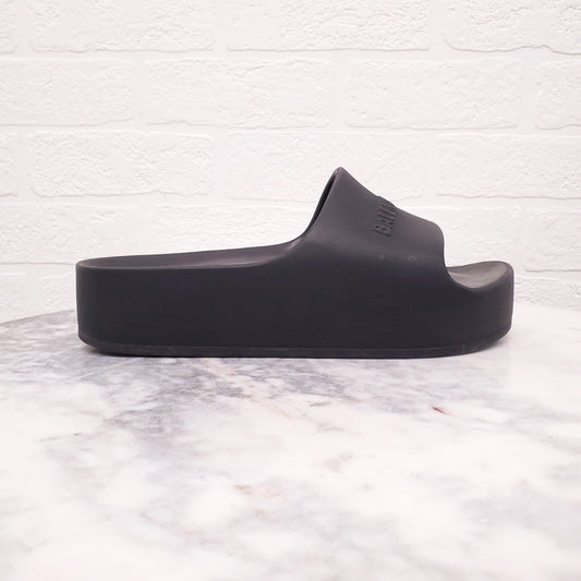 BALENCIAGA BLACK LOGO RUBBER SLIDES - SIZE 8